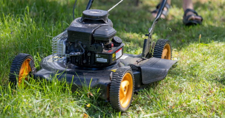 ruohonleikkuri leikkaamassa nurmikkoa