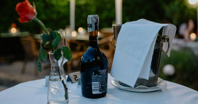 viinipullo ja kukka pöydällä