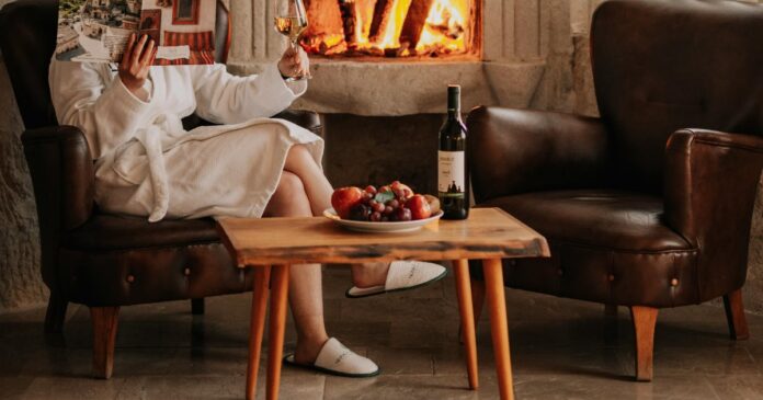 viinipullo-poydalla viinipullo pöydällä