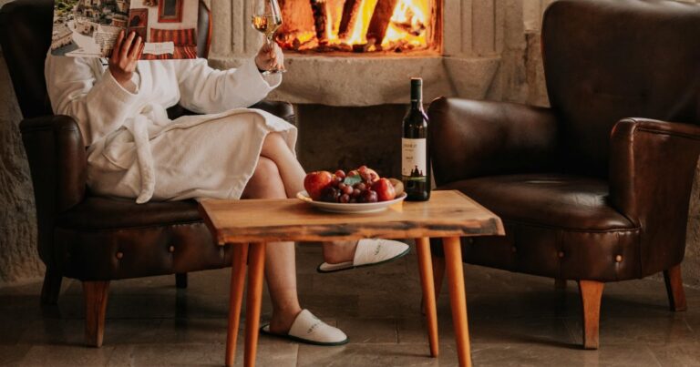 viinipullo pöydällä