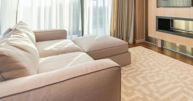 vuodesohva olohuoneessa