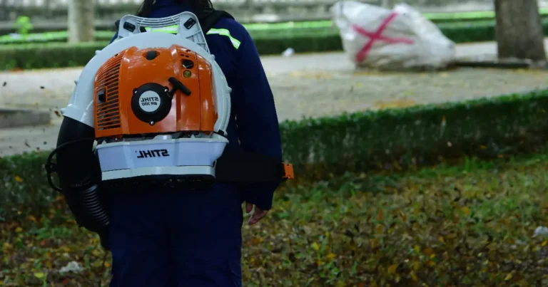 Bensiinikäyttöinen lehti-imuri