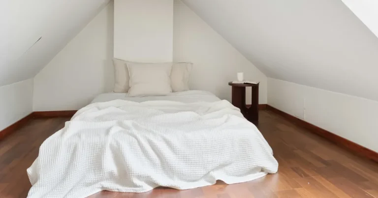 petauspatja sängyssä