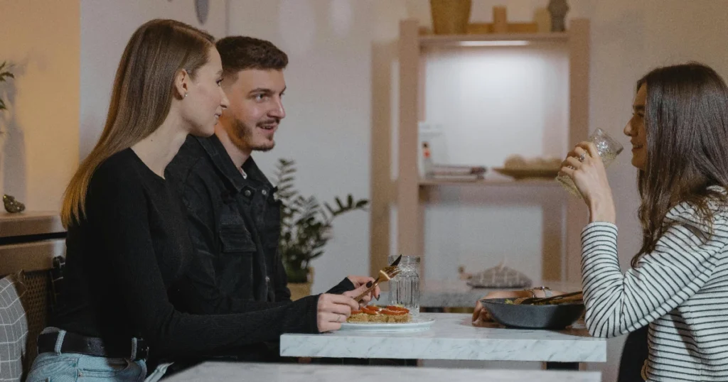 Paras 6-8 hengen ruokapöytä testi