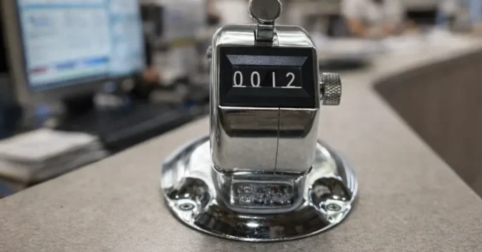 Kappalelaskin alustaan kiinnitettävä arvostelu